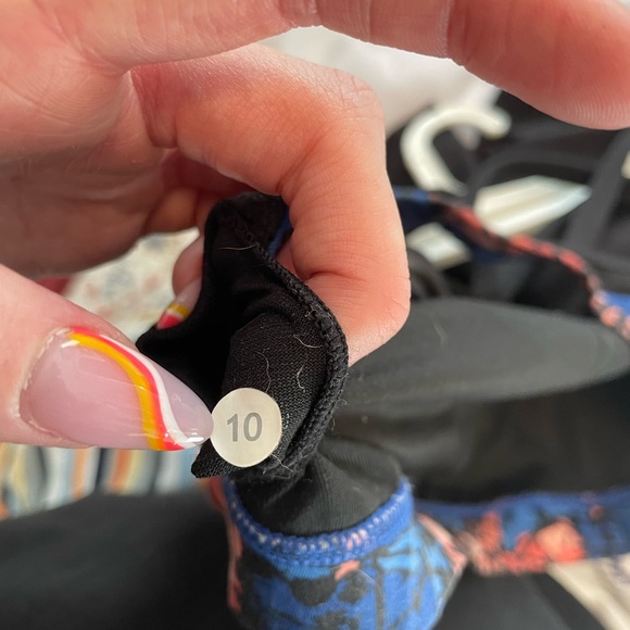size 10 lululemon sports bra - Picture 3 of 3